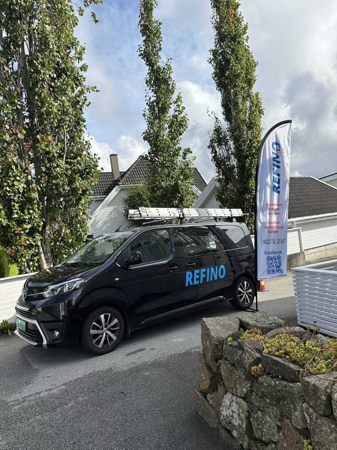 Firmabil til Refino AS, fasadevask, softvask, takvask og vask av gårdsrom i Sandnes og Stavanger